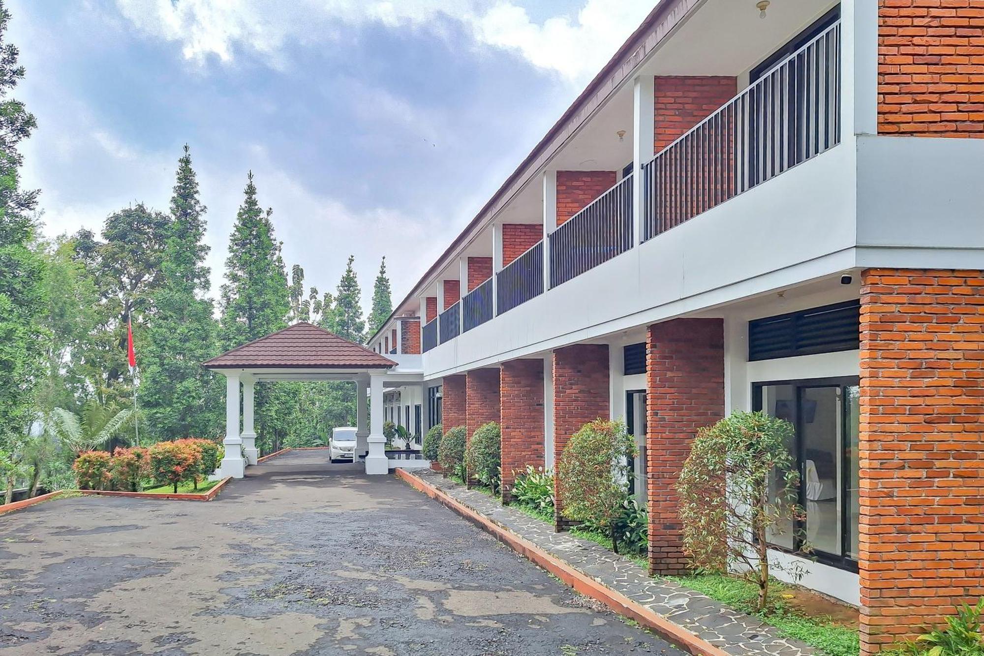 Urbanview Hotel Tridaya Cisarua Puncak エクステリア 写真